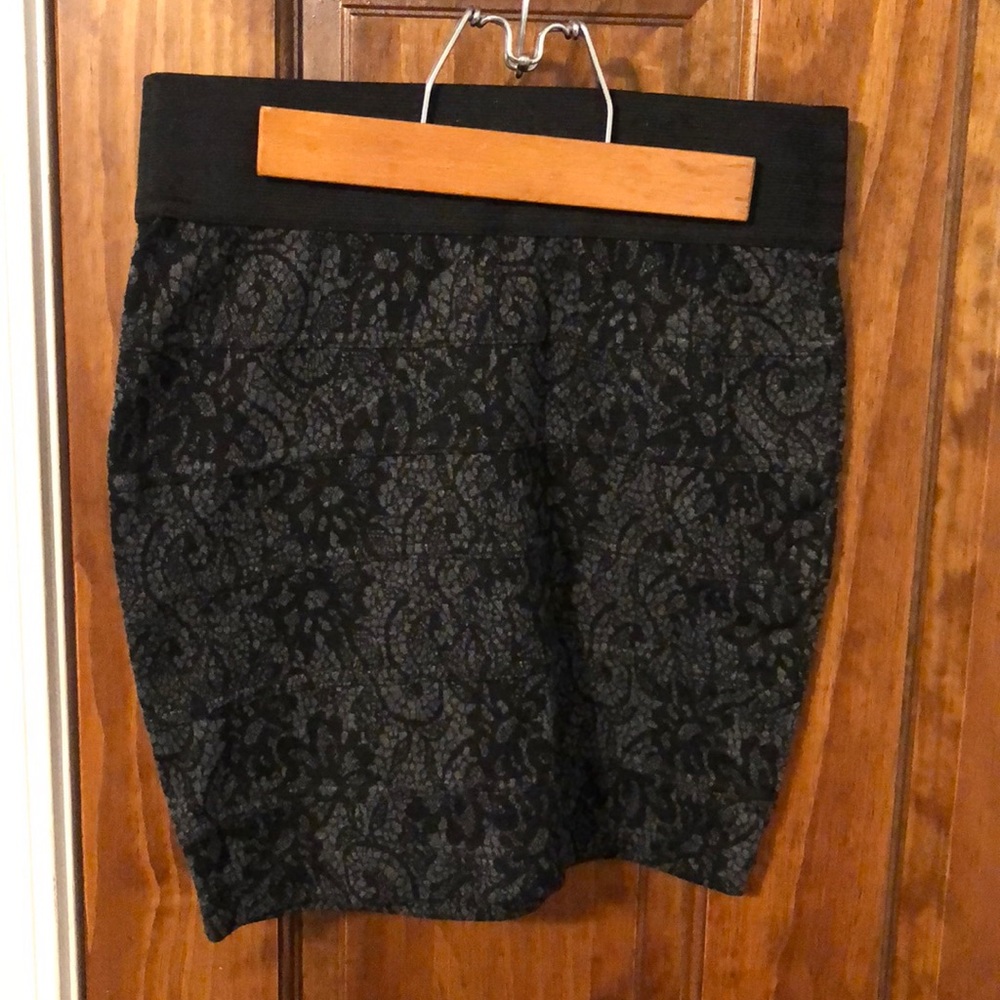 Lace patterned pencil skirt